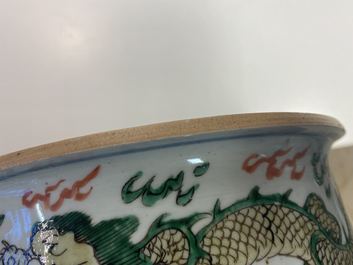 Un br&ucirc;le-parfum en porcelaine de Chine wucai, &eacute;poque Transition